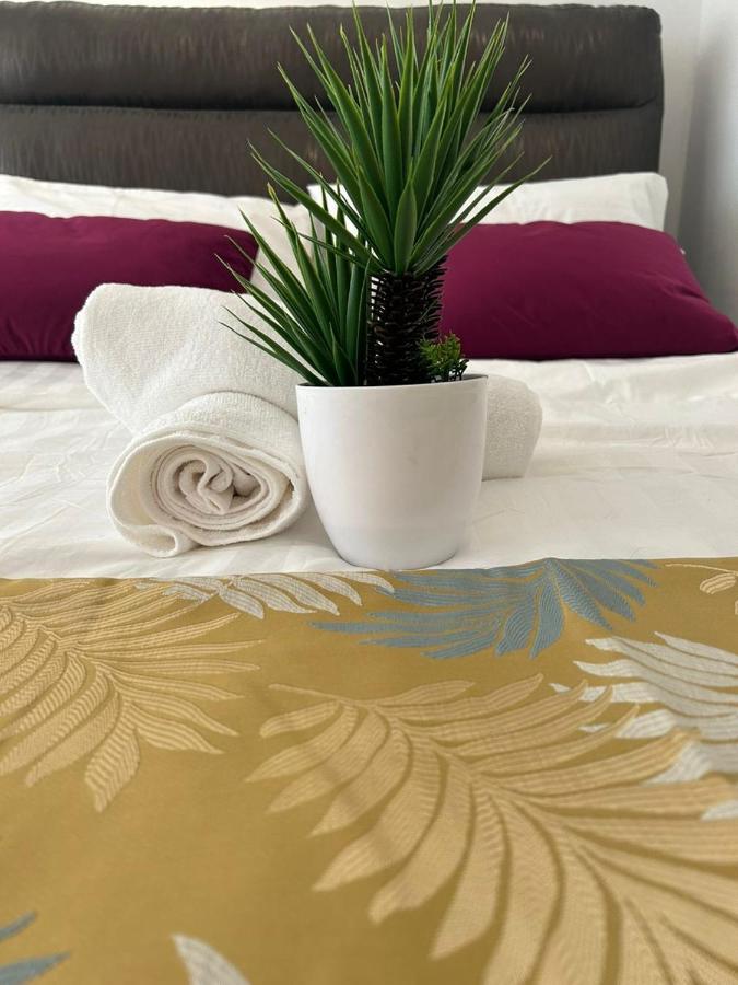 Riverbank Suites Waterfront 507 Кучинг Экстерьер фото